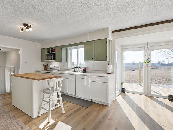 4th image of 22900 Grange Rd