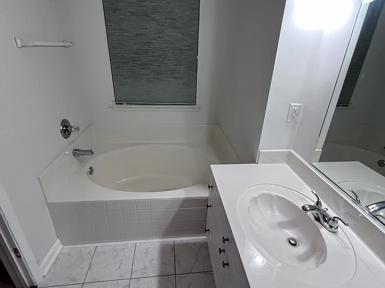 Primary Suite downstairs bath tub