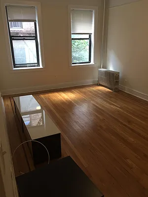 Rented by Metroline Realty | media 17