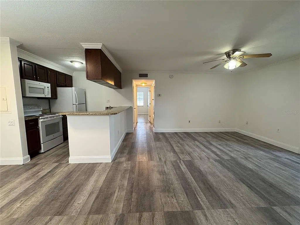 2 bed, 1.0 bath, 864 sqft, $1,950 — Photo 2