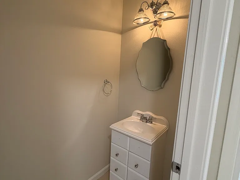 327 S Pickwick Ave #B — Photo 9