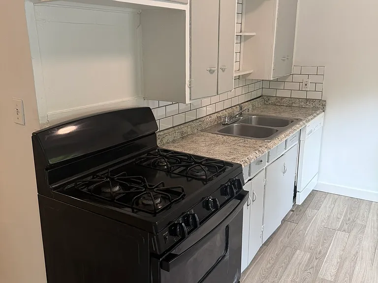 625 W 35th St — Photo 5