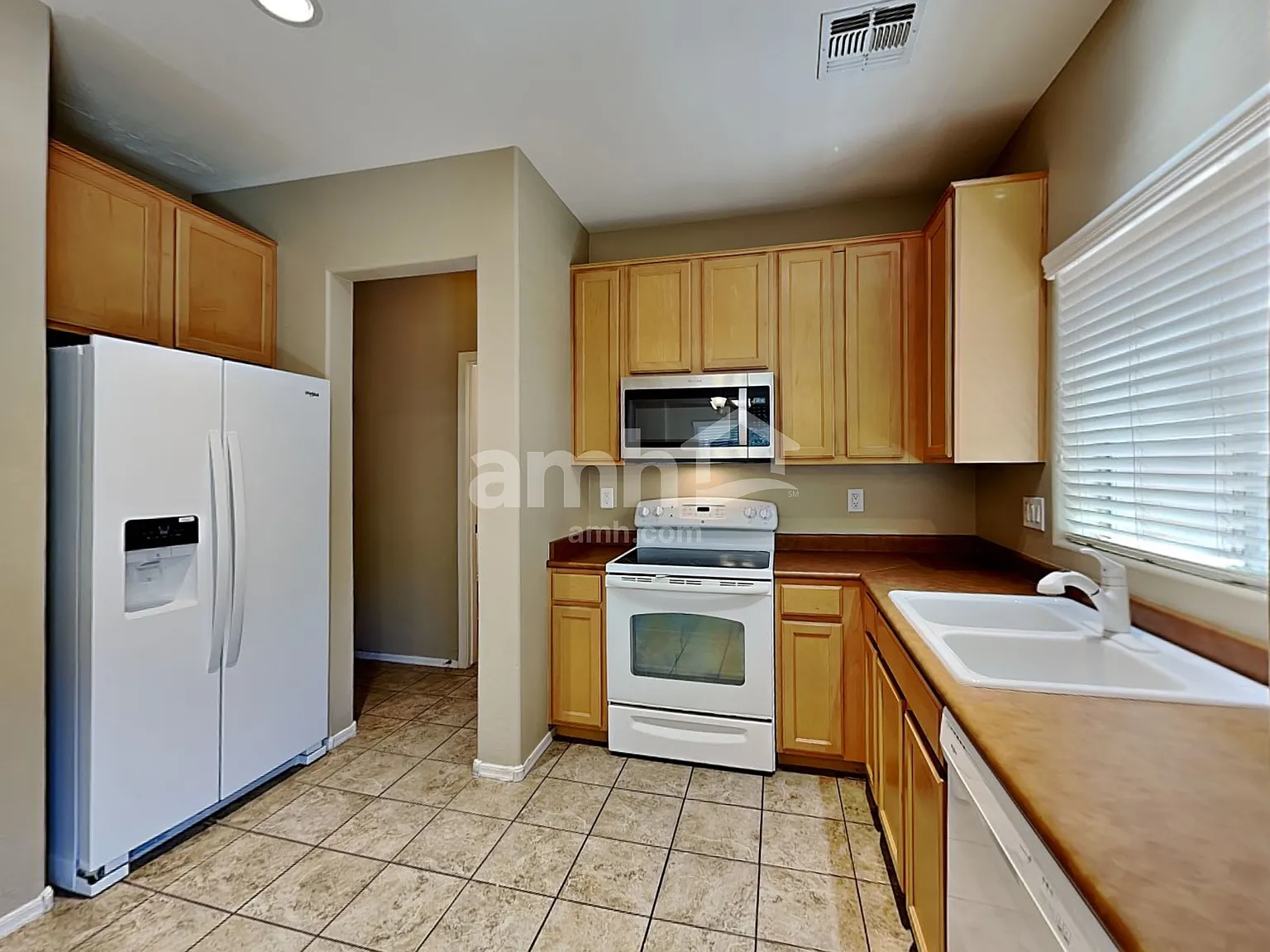 3 bed, 2.5 bath, 1375 sqft, $2,020 — Photo 3