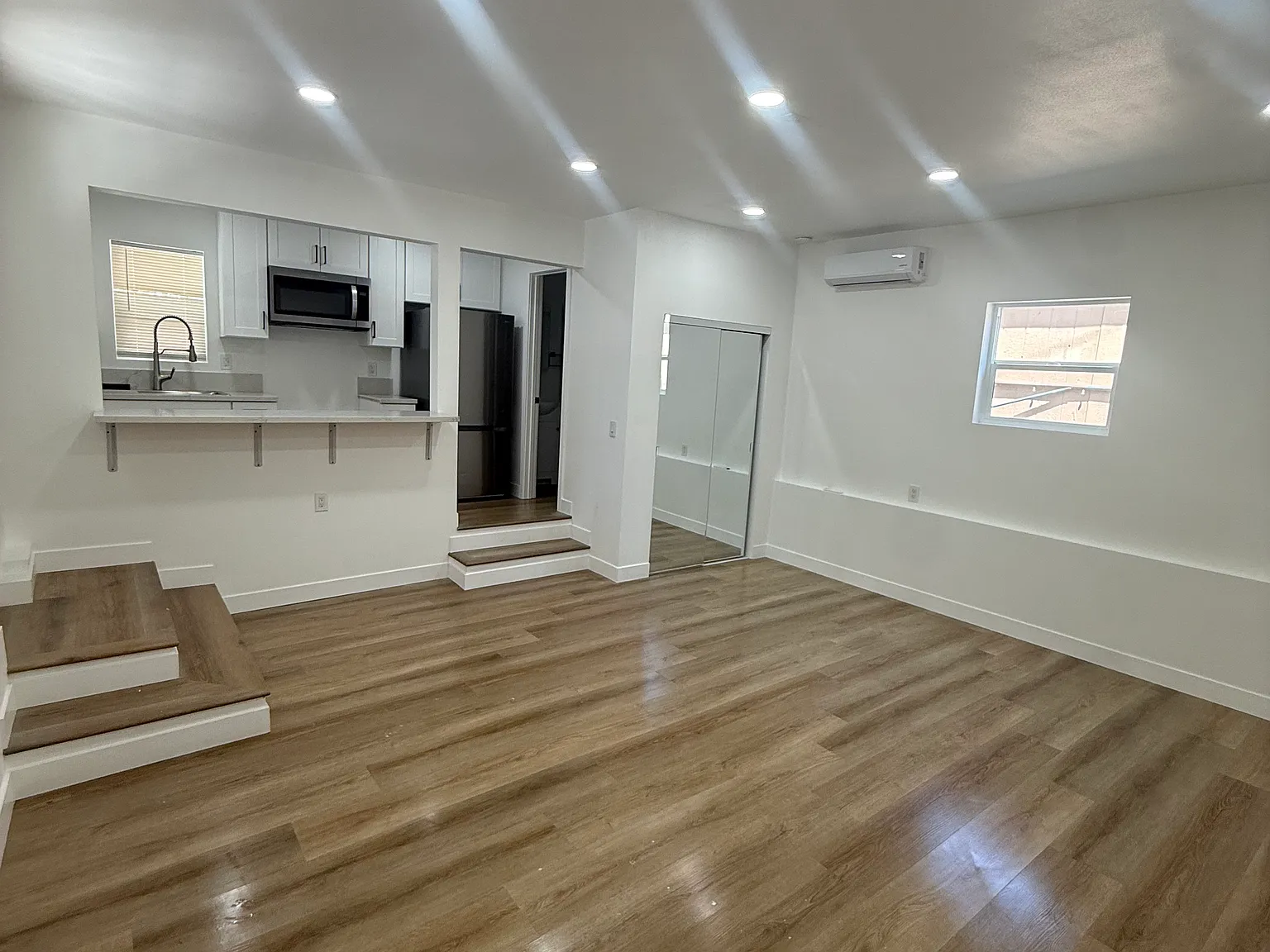 Studio, 550 sqft, $1,900 — Photo 3