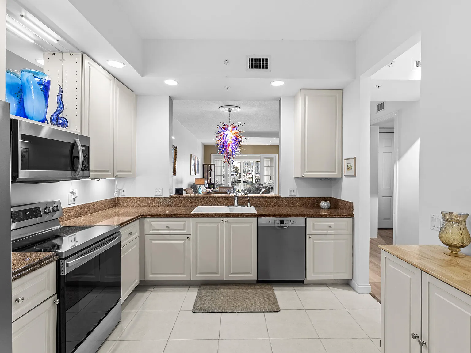 2 bed, 2.0 bath, 1989 sqft, $4,300 — Photo 3