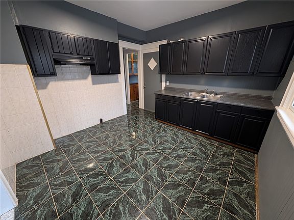 4th image of 82 Fairbanks St