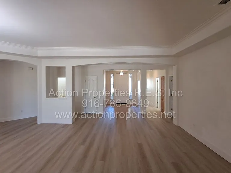 6145 Crater Lake Dr — Photo 4