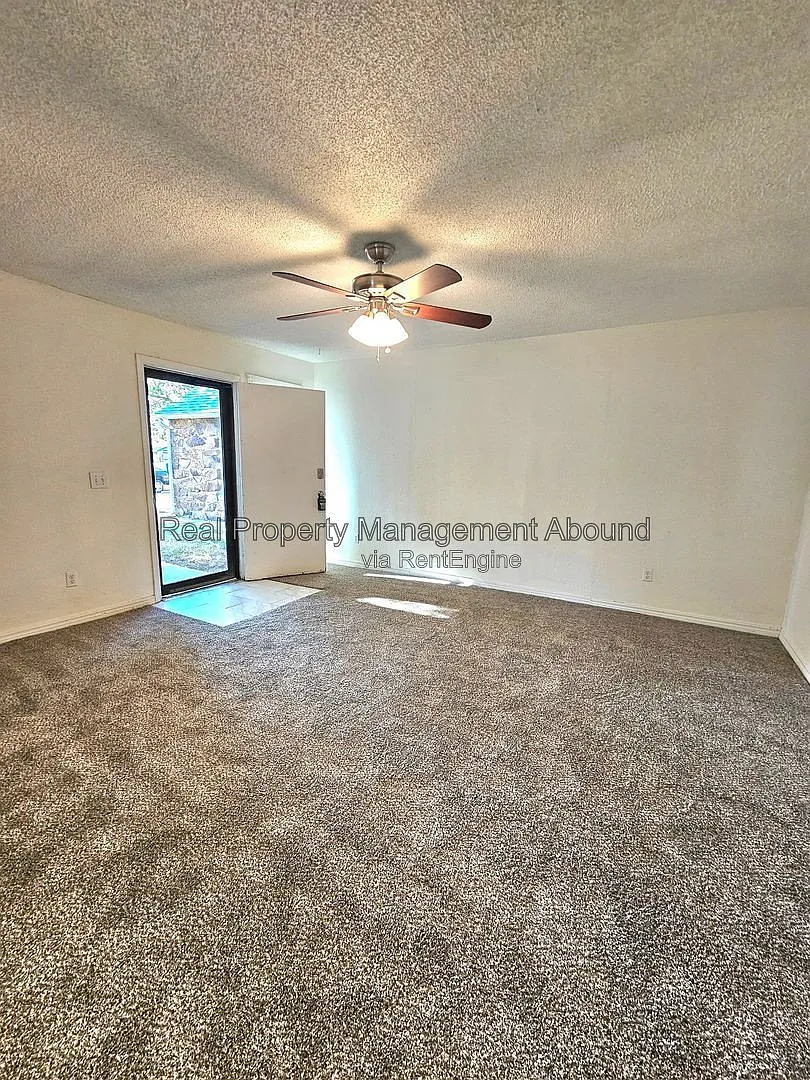 3 bed, 2.0 bath, 1320 sqft, $1,300 — Photo 4