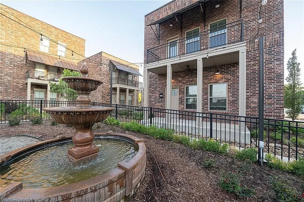 2 bed, 1704 sqft, $2,250 — Photo 1