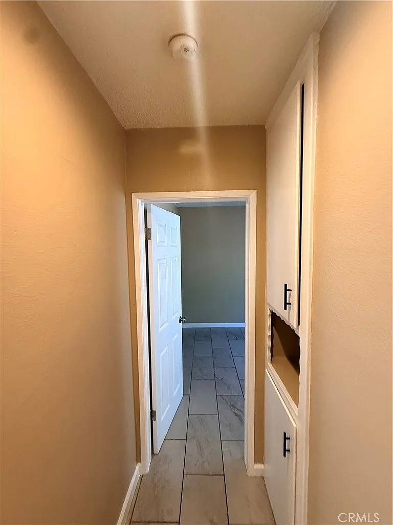 3 bed, 950 sqft, $3,700 — Photo 2