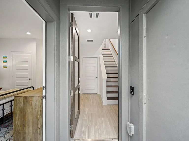 2709 Clinton Dr — Photo 2