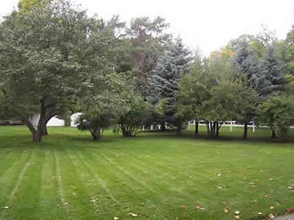 4th image of 137 E Bluff Dr