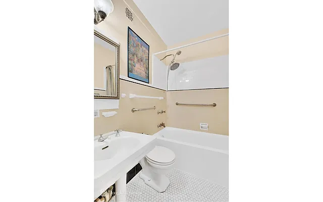 Sold by Douglas Elliman | media 15