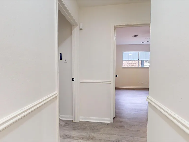 811 Devonport Ln — Photo 21