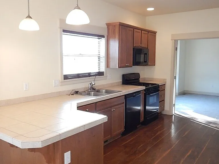 704 NE Loper Ave — Photo 7