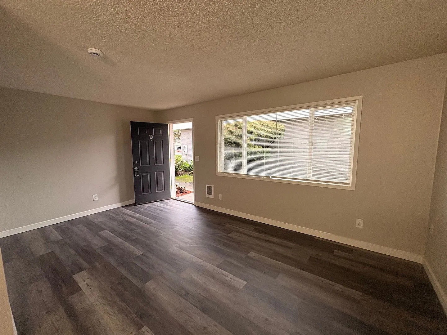 P117 - Gardenside Apartments — Photo 3