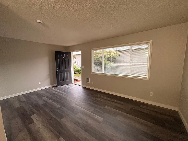 P117 - Gardenside Apartments — Photo 3