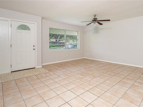 4th image of 200 W Daffodil Ave