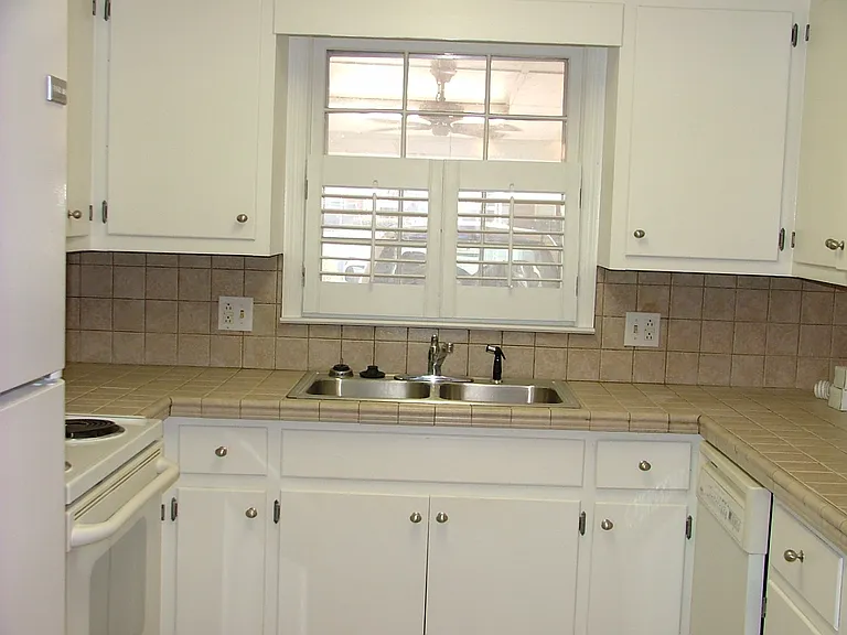 1534 Westwood Dr — Photo 4