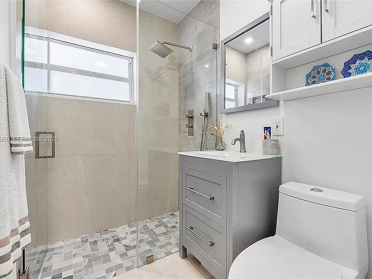 301 Hampton Ln — Photo 30