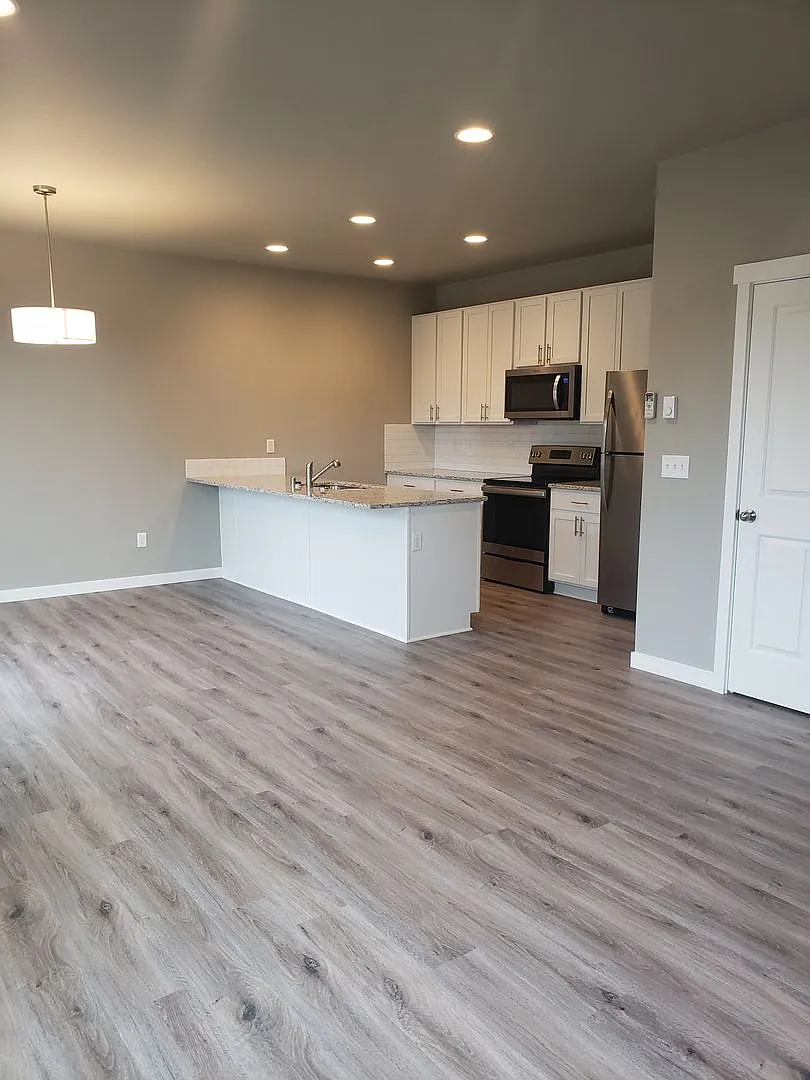Susan St 203 — Photo 3