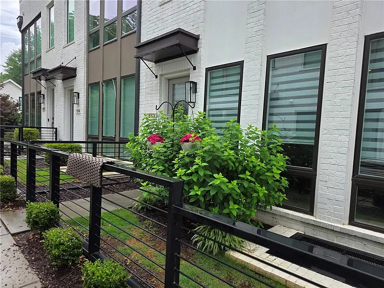 318 Gibson St SE — Photo 2