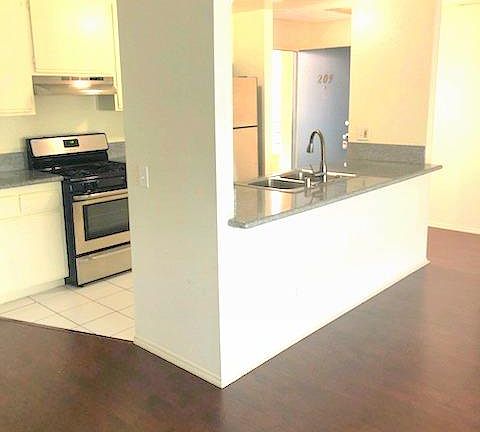 4th image of 1735 Peyton Ave #271