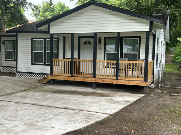 1011 N Valderas St, Angleton, TX 77515