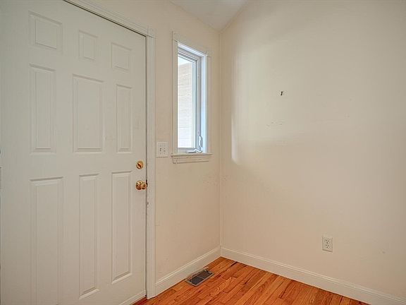 3rd image of 115 Westminster Dr Unit 115