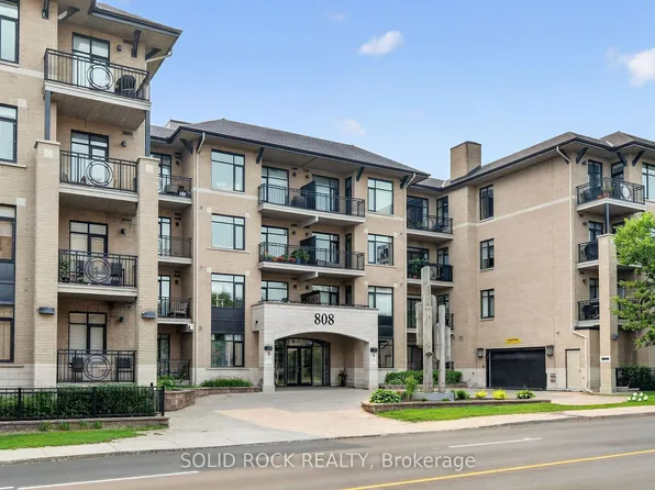 808 Bronson Ave #Penthouse 18, Ottawa, ON K1S 5A4