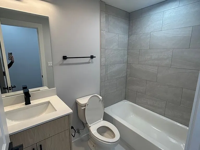 2159 W Wilson Ave #G — Photo 15