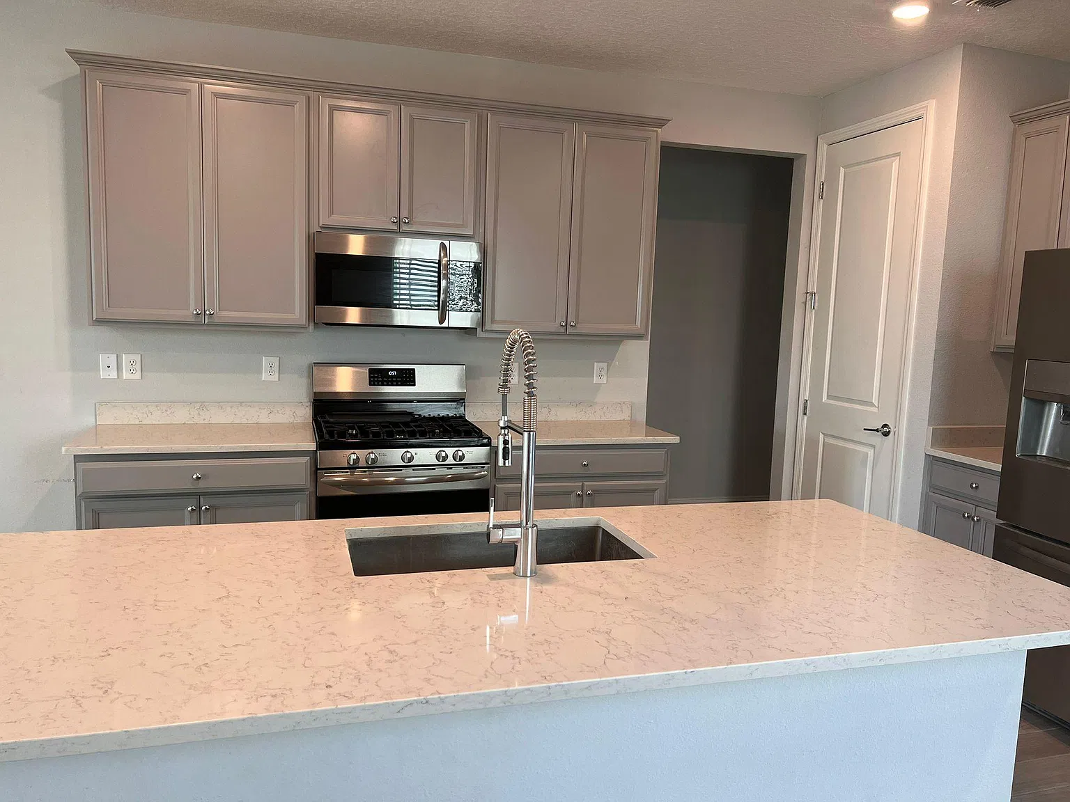 4 bed, 2.5 bath, 1875 sqft, $3,045 — Photo 3