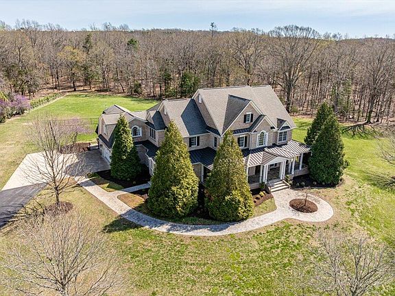 3rd image of 1101 Walnut Hill Dr