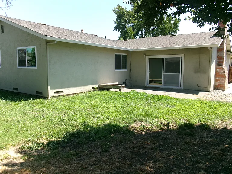 2109 California Dr — Photo 2