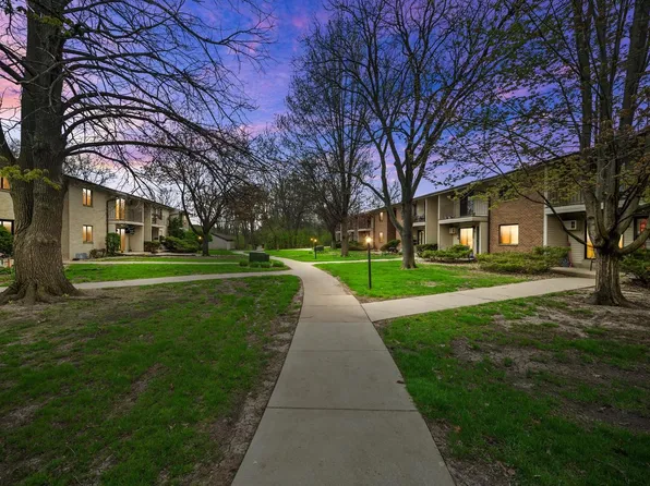 1654 S Carriage LANE, New Berlin, WI 53151