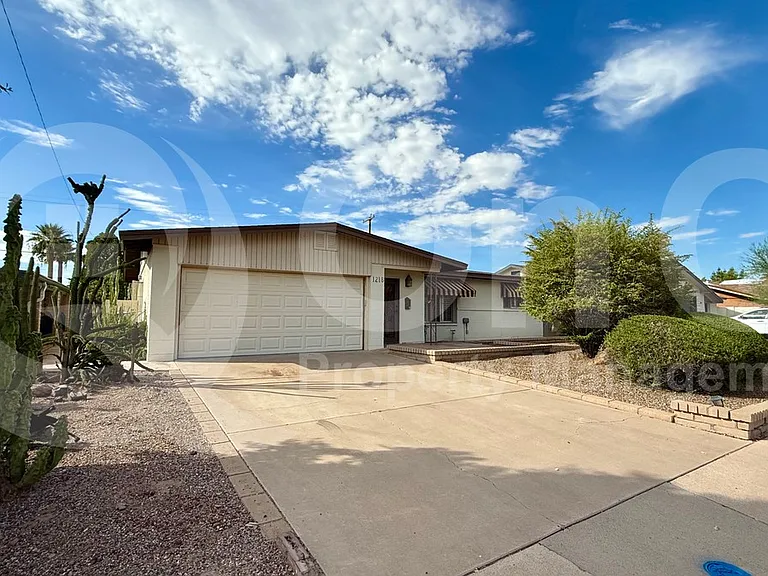 1218 E Alameda Dr — Photo 2
