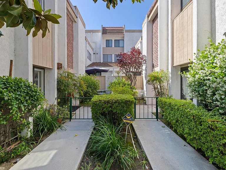 17106 Burbank Blvd — Photo 36