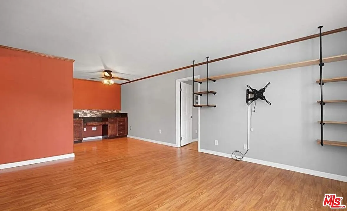 2 bed, 2.0 bath, 1040 sqft, $2,999 — Photo 2
