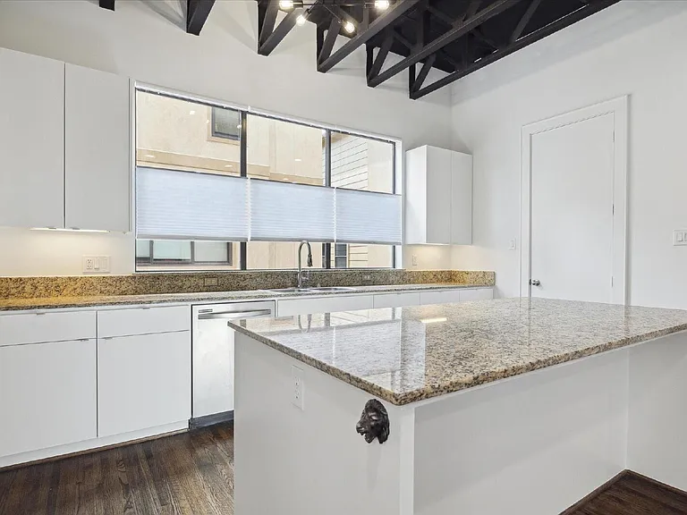 1105 W 21st St #B — Photo 12