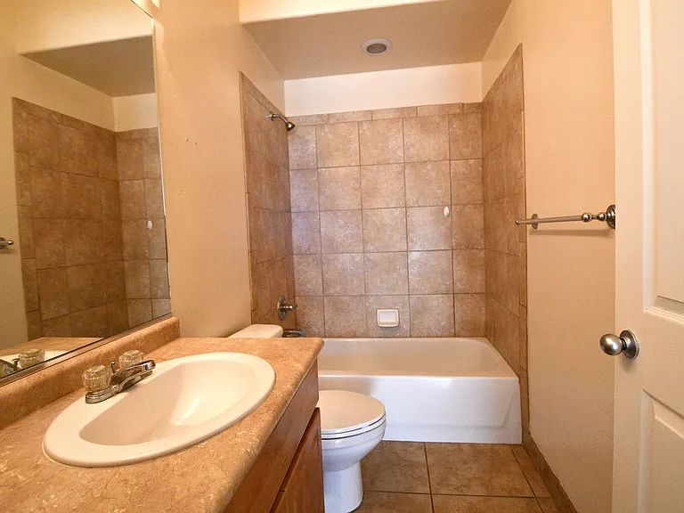 1443 W Kilburn St — Photo 6