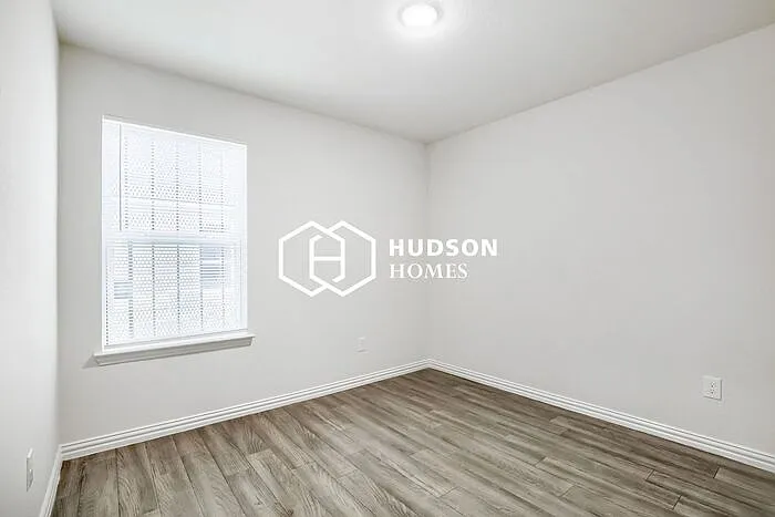 2627 Pine St — Photo 9