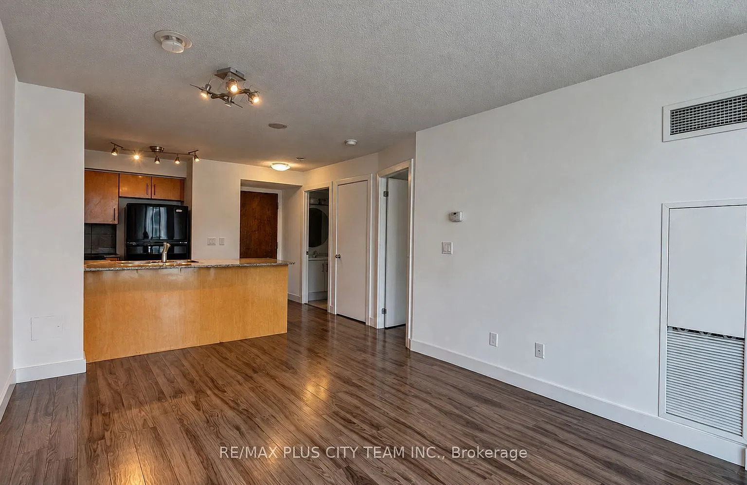 16 Yonge St — Photo 3