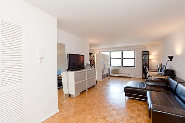 Sold by CondoDomain | media 16