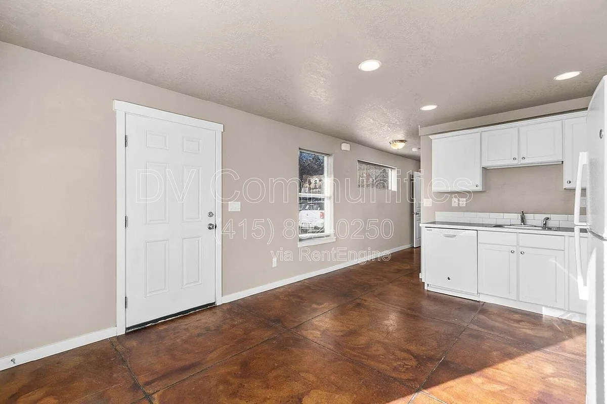 Building Photo - 728 Newport Ave #2-D