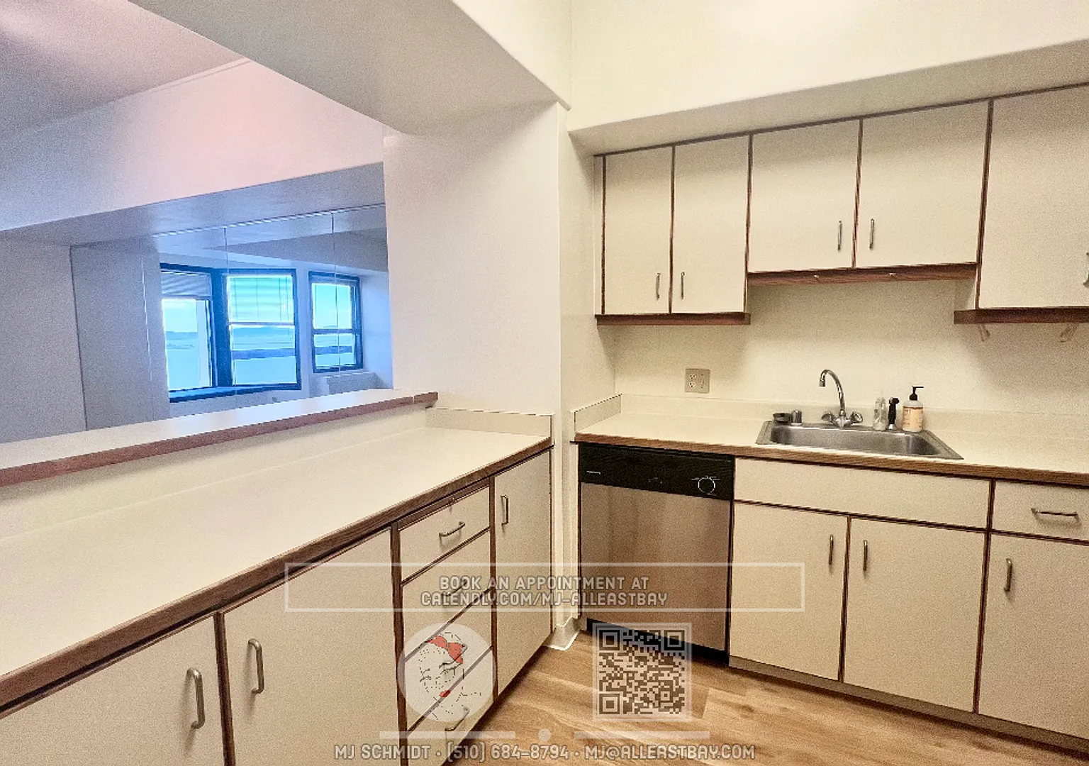 Beautiful large 1 bedroom with New Hardwood laminate floors, parking and water view! — Photo 3