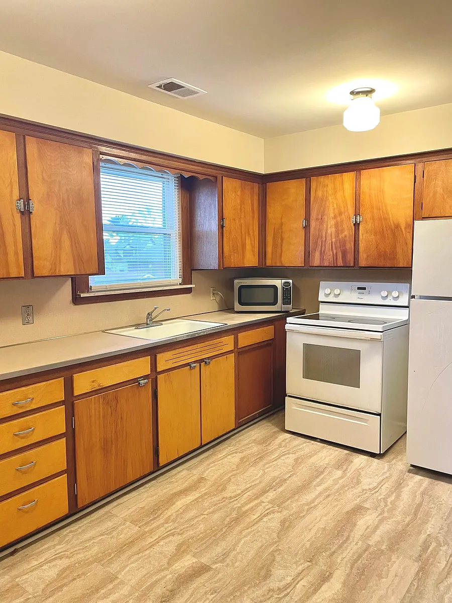 Building Photo - 1161 Coolidge Hwy #2