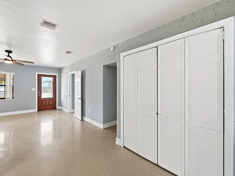 740 E Evanston Cir — Photo 16