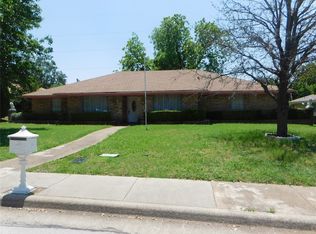 1030 Hunters Creek Dr, Desoto, TX 75115