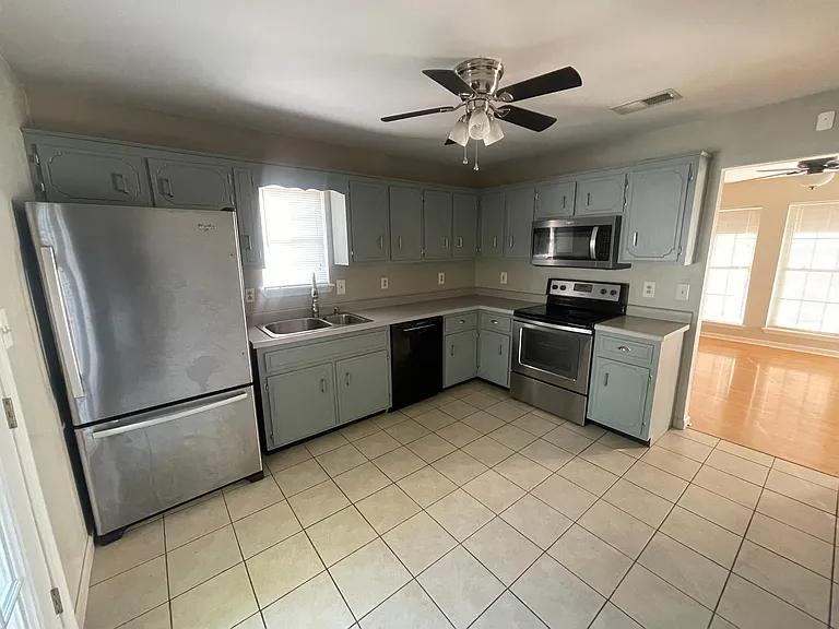 1045 Bush Ave — Photo 2