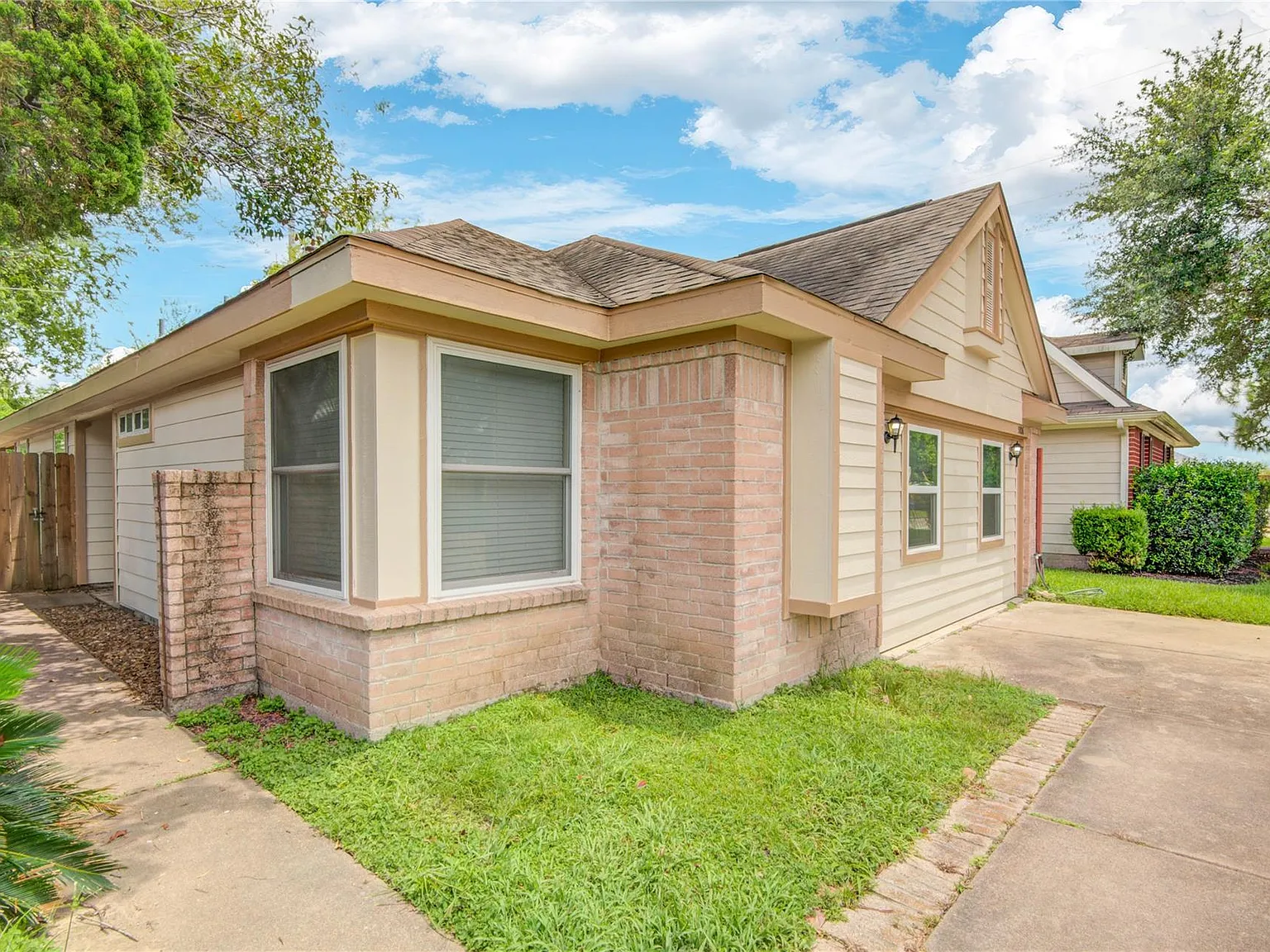 3 bed, 2.0 bath, 1498 sqft, $1,800 — Photo 2